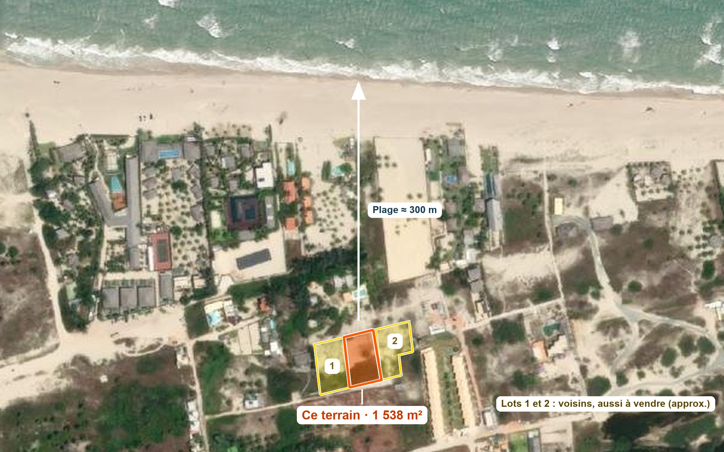 Vue satellite : ce terrain en orange, terrains voisins 1 et 2 en jaune, plage à 300 m au nord